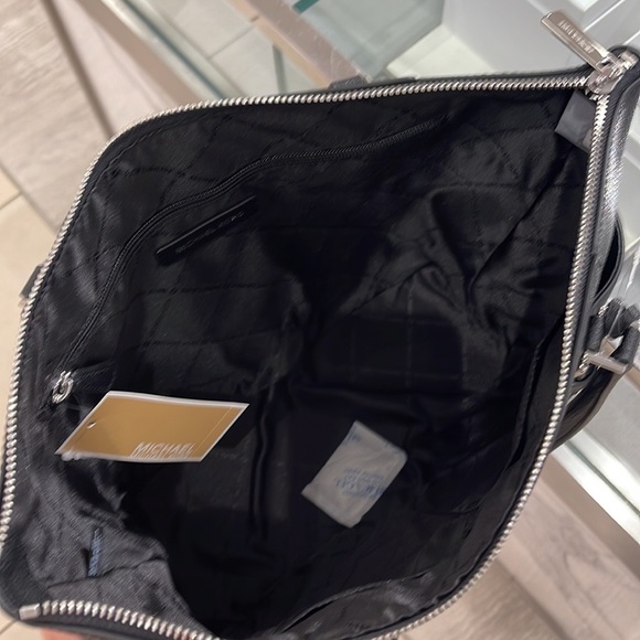 MICHAEL KORS CHARLOTTE LARGE TOP ZIP Tote bag   
Black Signature - Picture 10 of 16